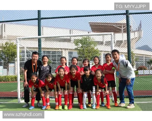 足球明星莅临镇安引发热烈反响球迷们期待与偶像亲密接触 足球明星莅临镇安引发热烈反响球迷们期待与偶像亲密接触